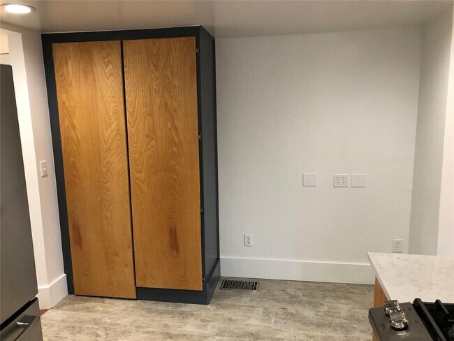 Building Photo - 2004 Rosewood Ave