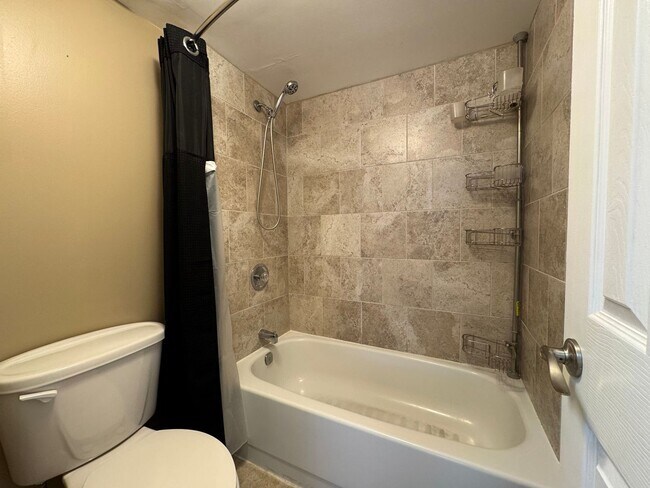 Building Photo - Bright And Spacious 2 Bed 1.5 Bath Condo W...