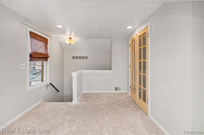 Building Photo - 1105 E Fifth St