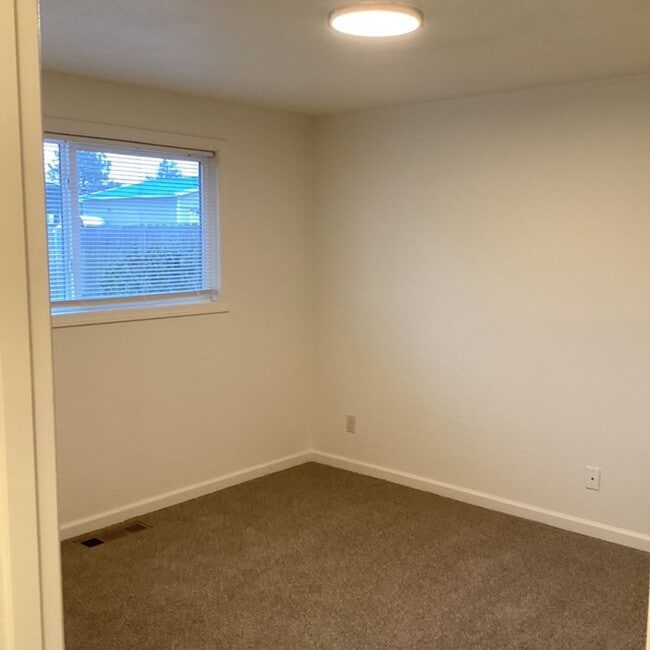 Building Photo - 1444 NW Canyon Dr