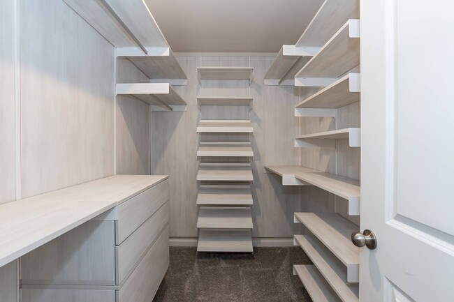 Building Photo - Gorgeous End Unit Townhome!