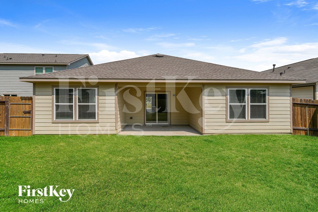 Building Photo - 17644 Cedar Crst Dr