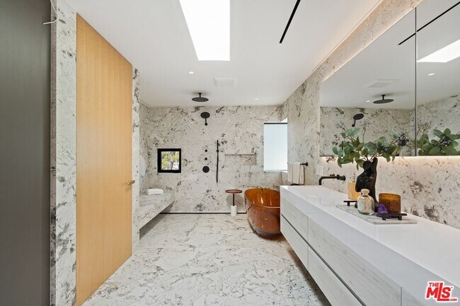 Building Photo - 2501 Banyan Dr
