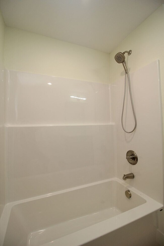 Building Photo - 4660-4660 SW Fairvale Ct