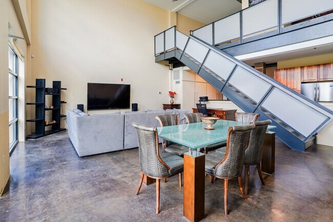 Building Photo - Fully Furnished Mid-Term 2-Level Condo | 1,549 Sq Ft | Private Parking | Shared Living