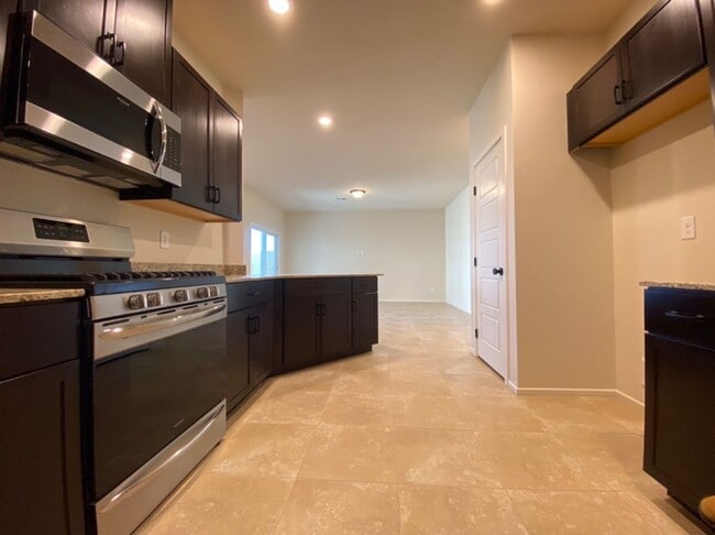 Building Photo - 4 BED 3 BATH Townhome, 1 LOFT, 2 GARAGES, GATED!