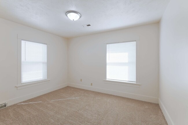 Building Photo - 1640 E ST-2