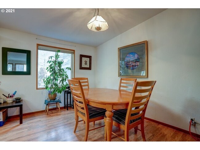 Building Photo - 1075 SE Castlewood Dr