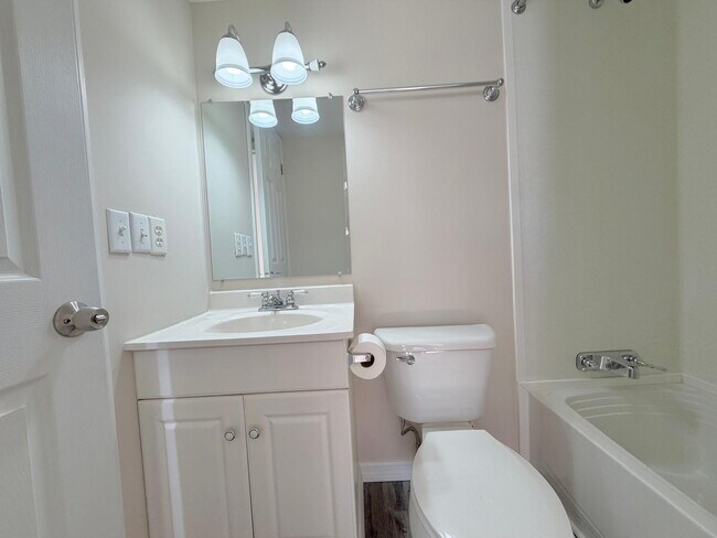 Building Photo - Move-In Ready 2-Bedroom 2 Bath home on One Acre!