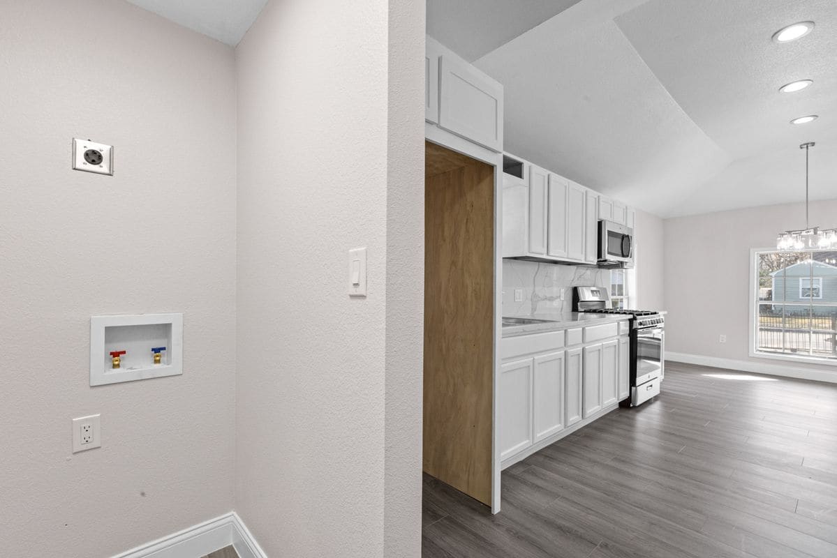 Building Photo - 2435 Sharon St