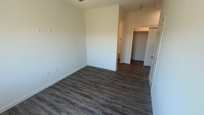 Building Photo - Coyote Run Duplexes 9004