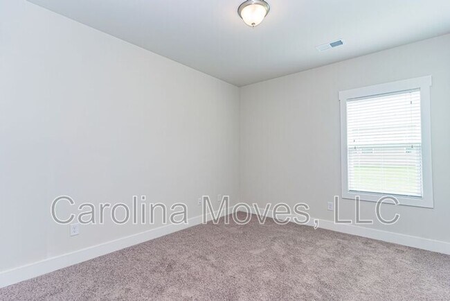 Building Photo - 14 Larson Dr