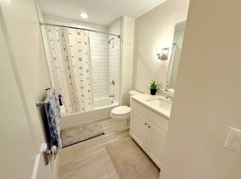 Building Photo - 7 Lily Pond Ln