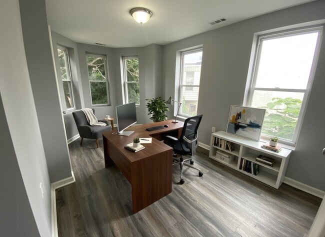 Building Photo - 1911 Fontain St