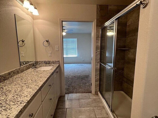 Building Photo - Beautiful 2 bed/2 bath/2 car garage Townhome!