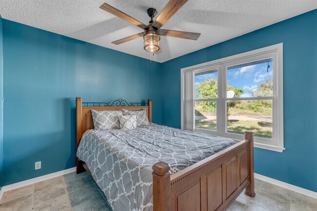 Building Photo - 403 Sunset Dr