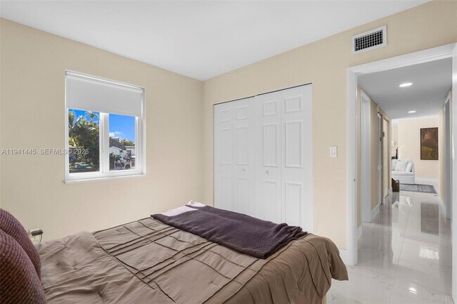 Building Photo - 10750 SW 43rd Ln