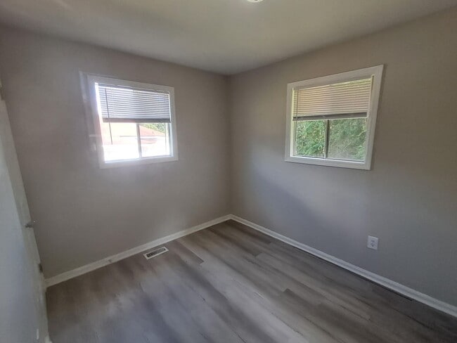 Building Photo - 3 bedroom 1 bath home