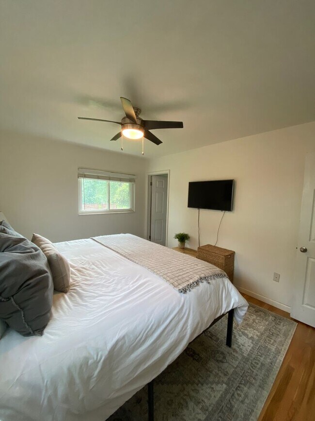 Building Photo - Single Family home half a block from Bible Park.