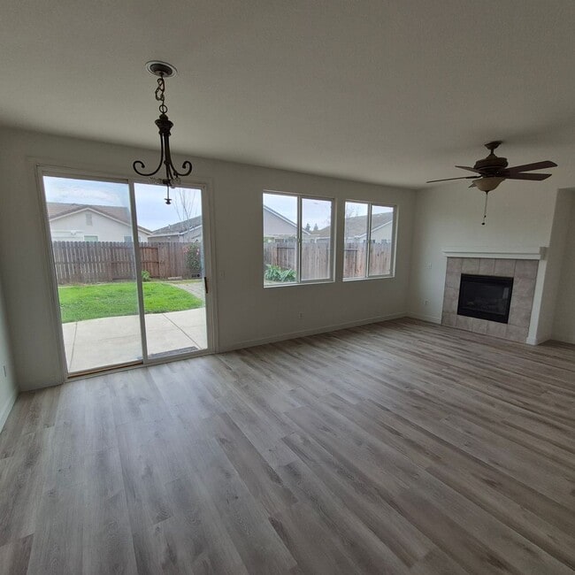 Building Photo - New Flooring throughout; Nice Elk Grove 3 bedroom home! Single story