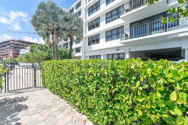 Building Photo - 10101 E Bay Harbor Dr