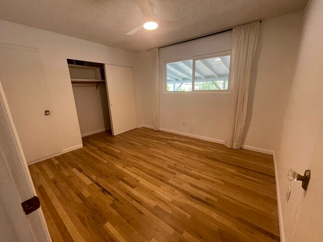 Building Photo - 2117 Deerfield Ave