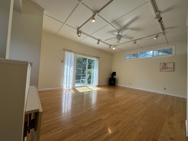 Building Photo - 795 E College St