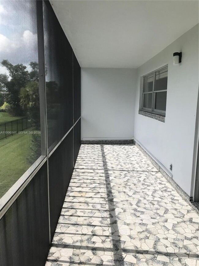 Building Photo - 950 Hillcrest Dr