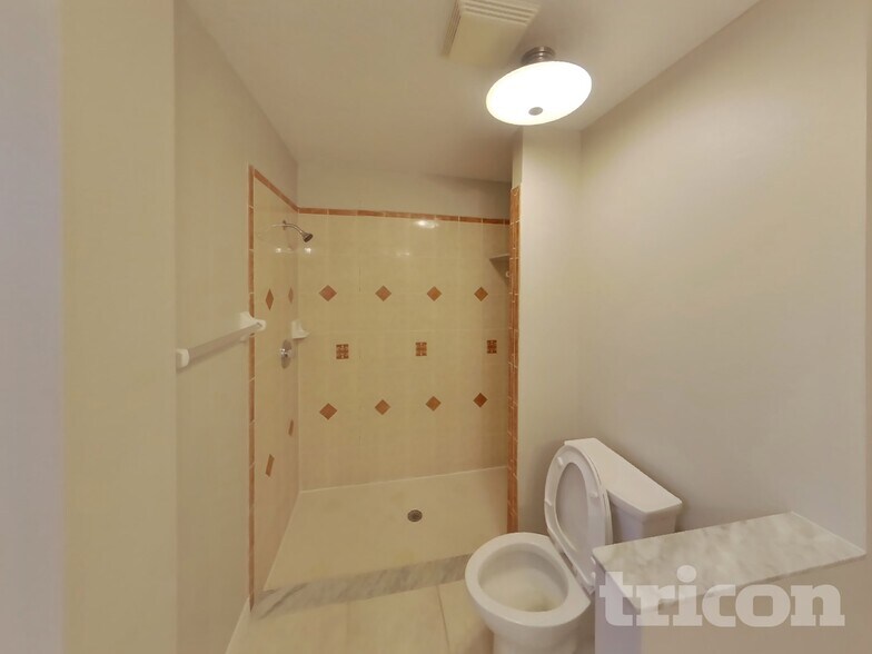 Building Photo - 8421 Bay Dr