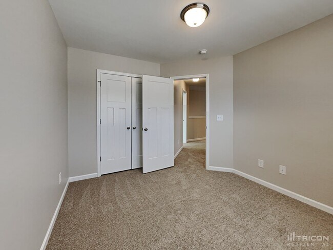 Building Photo - 877 Juno Dr