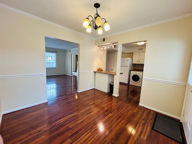 Building Photo - Charming 2 bedroom, 2.5 bathroom townhome in Greensboro w/2 master-suites/community pool