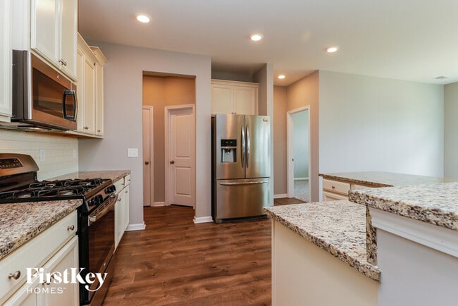Building Photo - 708 Redbud Ln