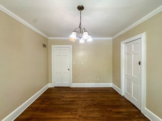 Building Photo - 512 1/2 Westmont Drive