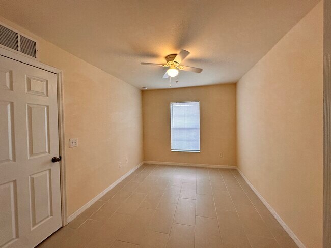 Building Photo - 1136 SE 9th Ct