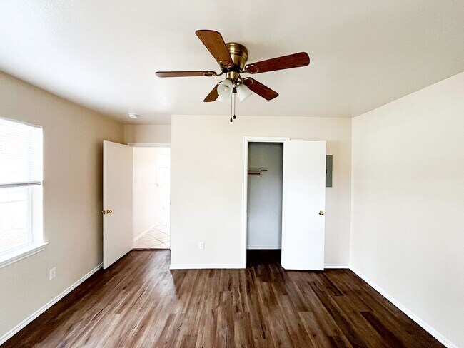 Building Photo - 211 W Bobwhite Ln