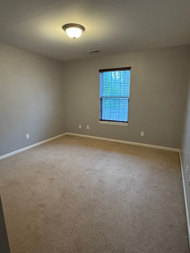 Building Photo - 3 Bedroom Home Close to FLW!