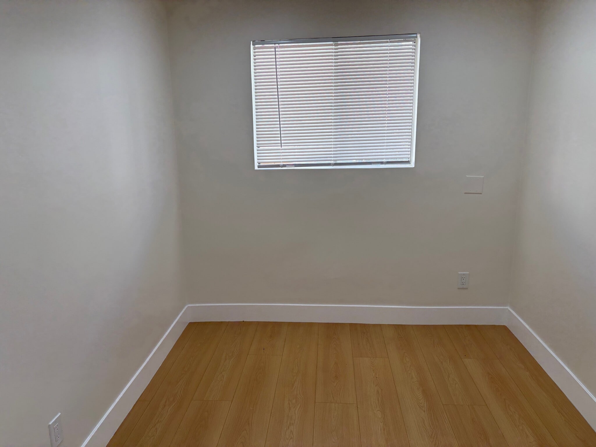 Building Photo - 1242 N New Hampshire Ave