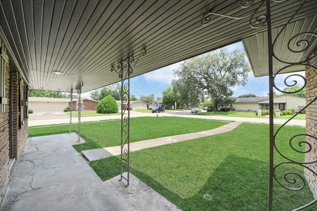 Building Photo - 8102 Bob White Dr