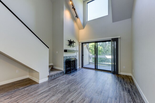 Building Photo - PRICE DROP!!!!! 2 Bedroom Condo in Great Location with Pool and Underground Parking!!