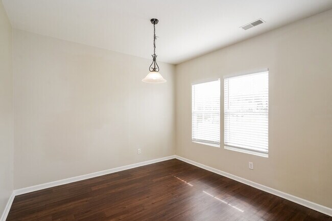 Building Photo - 724 Maylene Dr