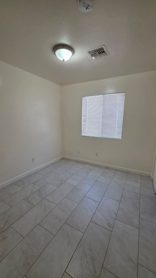 Building Photo - Beautiful Renovated  4 Bed 2 Bath HOME!