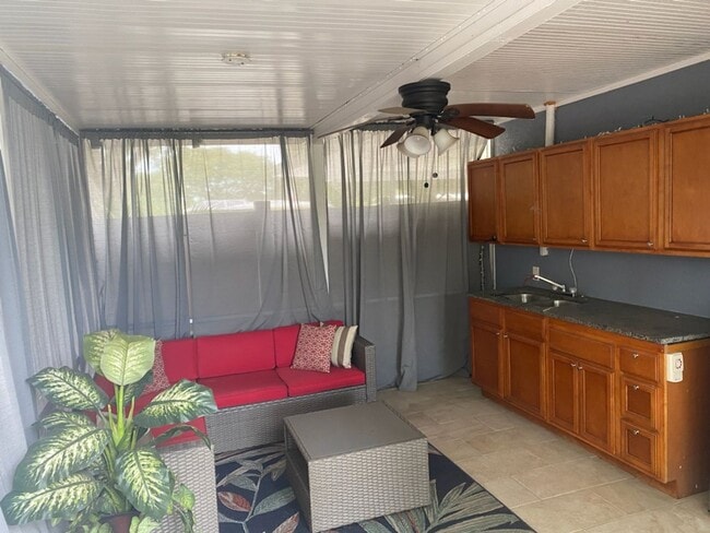 Building Photo - Beautiful 3/2 Home in North St. Pete