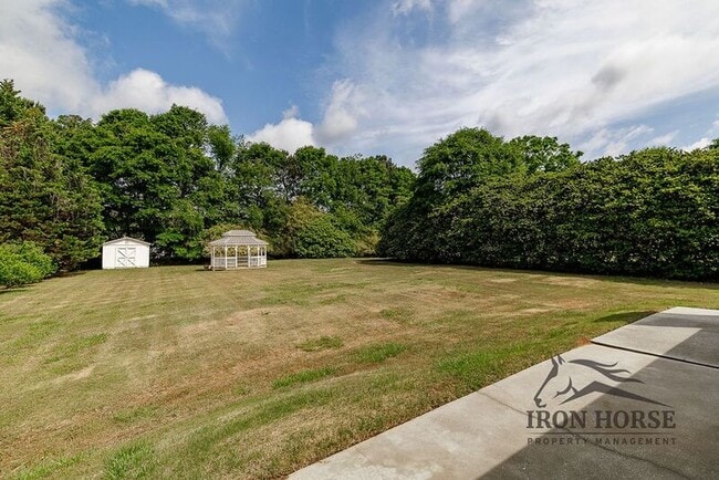 Building Photo - 379 Beech Hollow Trail SW
