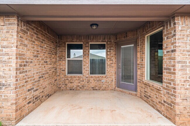 Building Photo - Beautifully Updated 3-Bed, 2-Bath, 2-Car Garage Duplex in Prime Lubbock Location!
