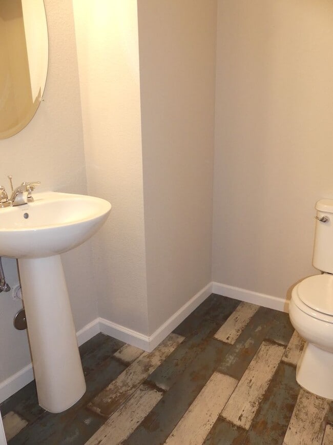 Building Photo - 3 Bedrooms! Close to the Mountains! 2 Car ...