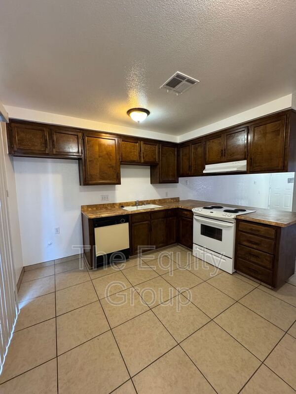 Building Photo - 2023 S Tracy Ct