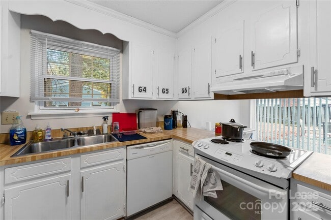 Building Photo - 10702 Blue Heron Dr