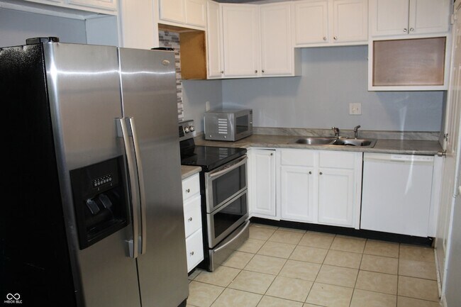 Building Photo - 3125 N Gladstone Ave