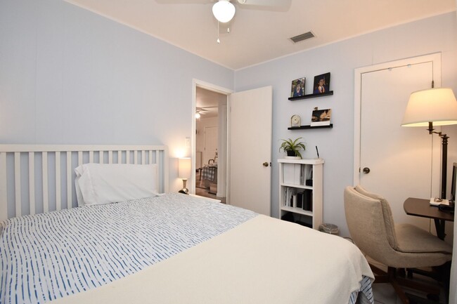 Building Photo - Very nice 2 bedroom 1 bath duplex!