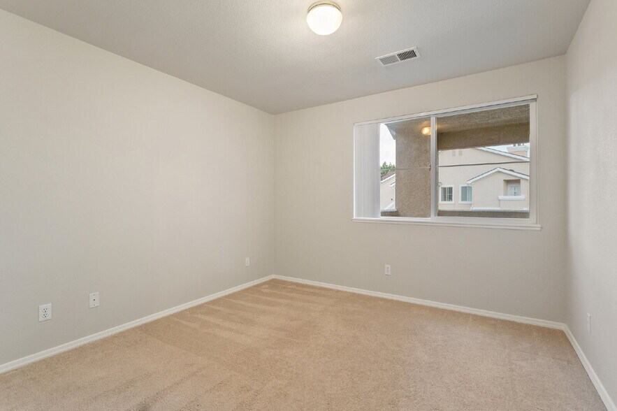 Building Photo - Stylish 3-Bed Condo in Gated Community – J...